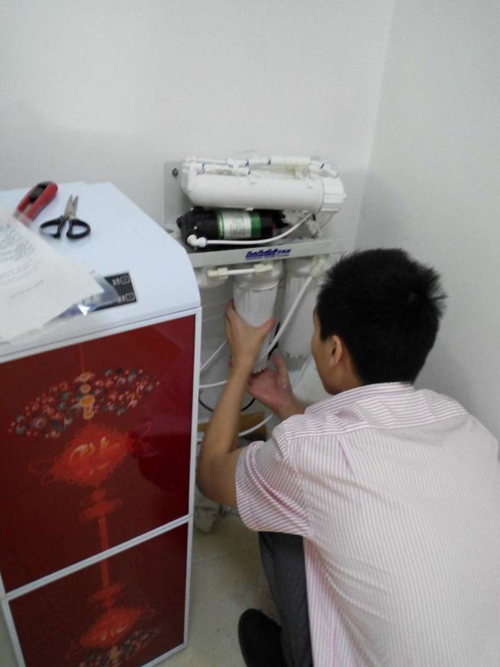 秦泰盛不定期更換凈水器配件中 秦泰盛不定期更換凈水器配件中