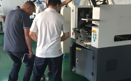 為什么要用智能手機(jī)全自動(dòng)貼背膠機(jī)