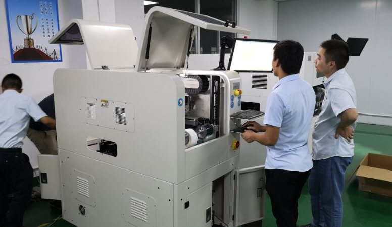 秦泰盛高精度自動貼背膠機(jī)