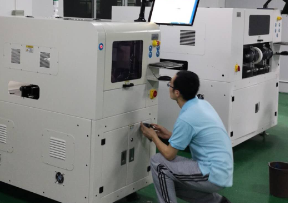 這款不干膠全自動貼標機幫您解決不干膠貼標歪標的問題